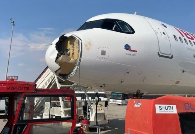 Imagem da noticia Avião tem frente destruída após colidir com pássaro e faz pouso de emergência na Espanha