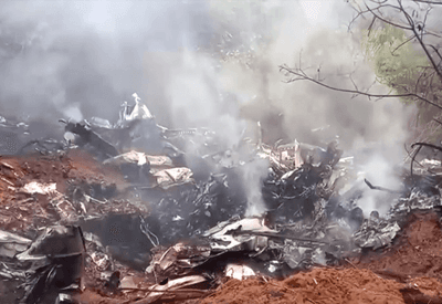 Avião com turistas estrangeiros cai no Quênia e deixa 11 mortos Avião com turistas estrangeiros cai no Quênia e deixa 11 mortos