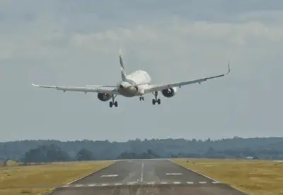 Vento forte no aeroporto de Chapecó (SC) causa instabilidade em aviões Vento forte no aeroporto de Chapecó (SC) causa instabilidade em aviões