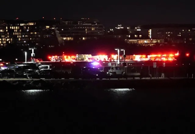Imagem da noticia SBT News madrugada: avião comercial e helicóptero militar colidem no ar em Washington, nos EUA