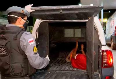 Avô é preso acusado de abusar da própria neta em Manaus Avô é preso acusado de abusar da própria neta em Manaus