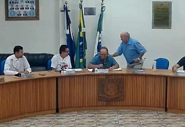 Imagem da noticia É truco: vereador pede licença de sessão para jogatina com amigos