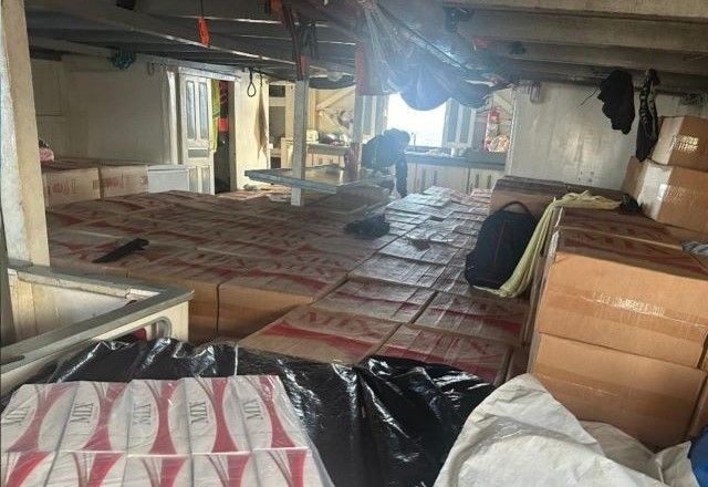 Imagem da noticia Barco com 2 milhões de maços de cigarros contrabandeados do Suriname é apreendido em alto-mar pela PF e Marinha