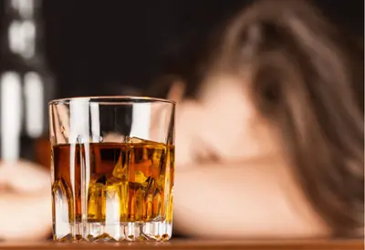 PF investiga fábrica suspeita de produzir bebidas adulteradas com metanol em SC PF investiga fábrica suspeita de produzir bebidas adulteradas com metanol em SC