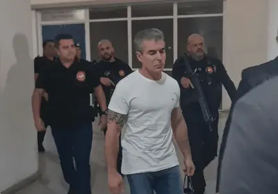 Operação no RJ prende 13 policiais ligados ao bicheiro Rogério de Andrade Operação no RJ prende 13 policiais ligados ao bicheiro Rogério de Andrade