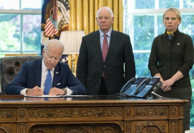 Imagem da noticia Biden assina projeto de lei para acelerar ajuda militar à Ucrânia