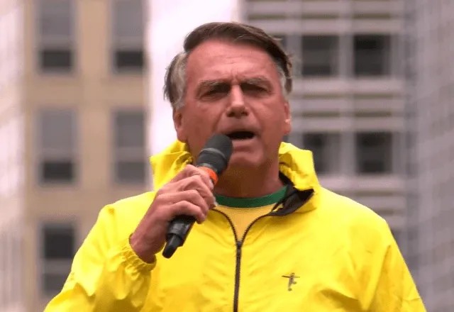 Imagem da noticia Bolsonaro internado: após facada, ex-presidente passou por seis cirurgias; relembre