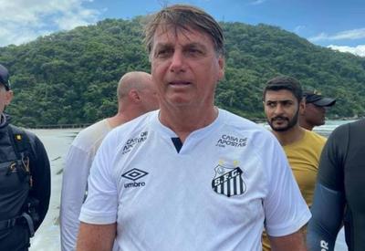 Bolsonaro volta a interagir com banhistas em praia de SP Bolsonaro volta a interagir com banhistas em praia de SP