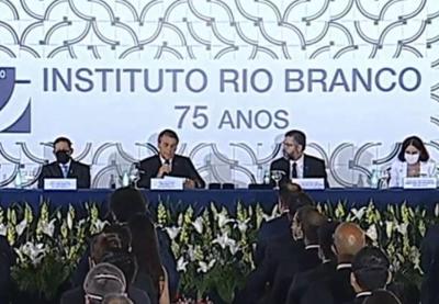 É preciso mostrar que não há nada queimando na Amazônia, diz Bolsonaro a diplomatas É preciso mostrar que não há nada queimando na Amazônia, diz Bolsonaro a diplomatas