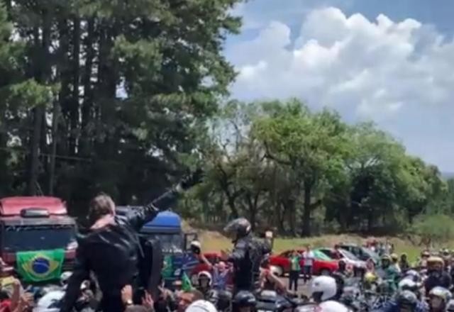 Imagem da noticia Bolsonaro diz que busca meios para "ficar livre da Petrobras"