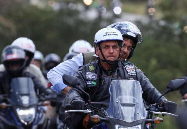 Imagem da noticia Bolsonaro pede que ministros sejam "enquadrados" e fala em "ruptura"