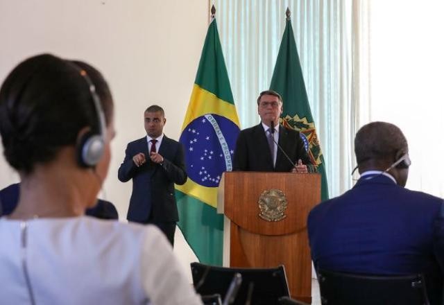 Imagem da noticia TSE manda redes tirarem do ar vídeo de Bolsonaro com embaixadores