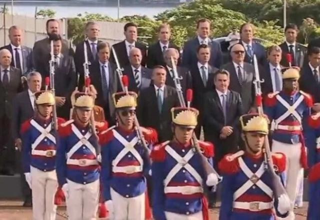 Imagem da noticia Em clima de despedida de ministros, Bolsonaro promove hasteamento da bandeira