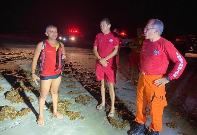 Imagem da noticia Bombeiro nada 5 km à noite para se salvar após ficar à deriva no mar