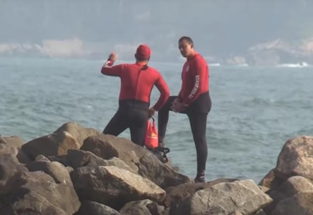Imagem da noticia Criança é levada por onda e desaparece no mar em praia do Rio