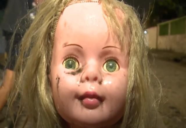 Imagem da noticia Boneca do mal vira "segurança" de bairro em Recife