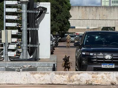 Polícia Militar verifica suspeita de artefato explosivo na Esplanada dos Ministérios Polícia Militar verifica suspeita de artefato explosivo na Esplanada dos Ministérios
