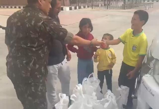 Imagem da noticia Brasileiros que saíram de Gaza recebem alimentos da embaixada no Egito