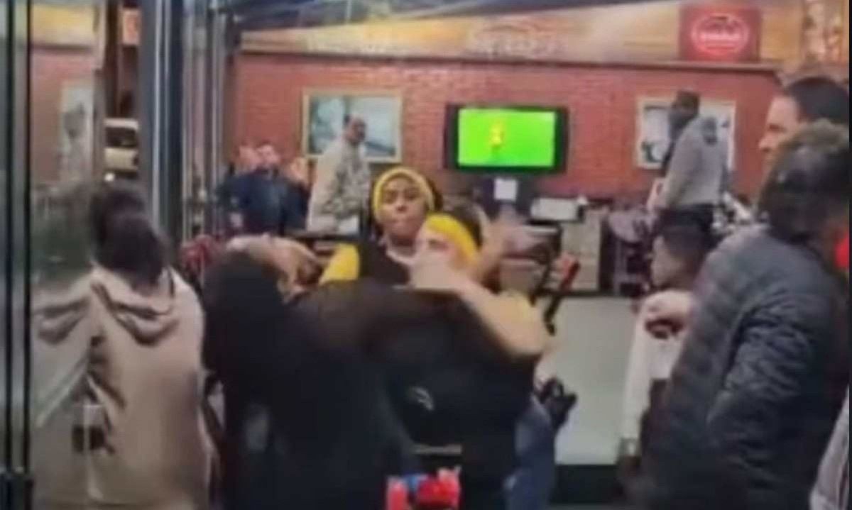 Imagem da noticia Vídeo: Ex-funcionária causa briga generalizada em lanchonete de MG