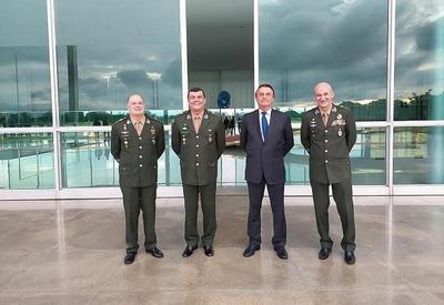 Bolsonaro se reúne com comandante do Exército no Palácio da Alvorada Bolsonaro se reúne com comandante do Exército no Palácio da Alvorada