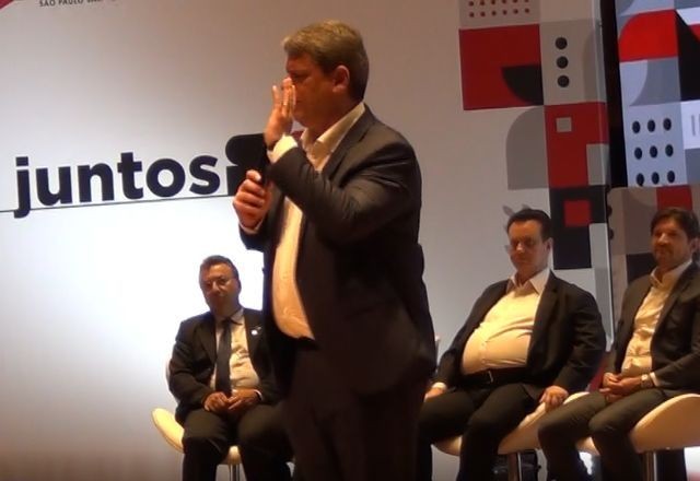 Imagem da noticia Tarcísio diz que professores "não têm o melhor salário, mas têm muito amor"