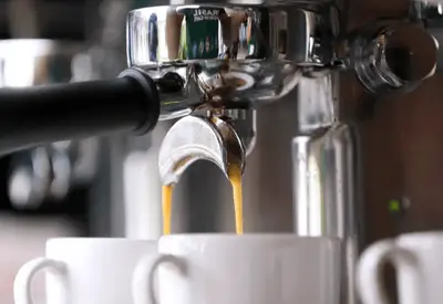 Preços mundiais do café ficam estáveis enquanto mercado aguarda detalhes de alívio tarifário dos EUA Preços mundiais do café ficam estáveis enquanto mercado aguarda detalhes de alívio tarifário dos EUA