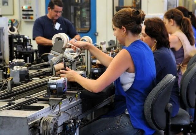 Imagem da noticia Desemprego cai a 5,2% na menor taxa da série histórica, diz IBGE