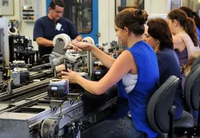 Desemprego cai a 5,2% na menor taxa da série histórica, diz IBGE Desemprego cai a 5,2% na menor taxa da série histórica, diz IBGE