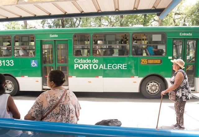 Imagem da noticia Randolfe vai acionar STF para garantir passe livre no dia das eleições