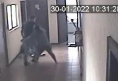 Bombeiro invade prédio da ex e atira contra amigo da mulher Bombeiro invade prédio da ex e atira contra amigo da mulher