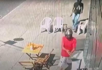 Homem é executado a tiros dentro de padaria em MG Homem é executado a tiros dentro de padaria em MG