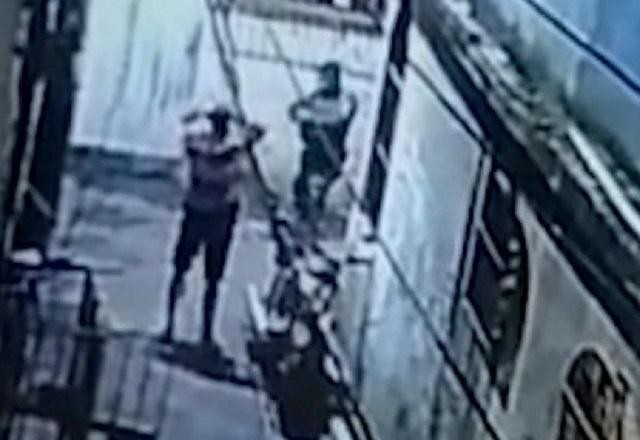 Imagem da noticia Jovem morre baleado por PM mesmo rendido; vítima carregaria arma