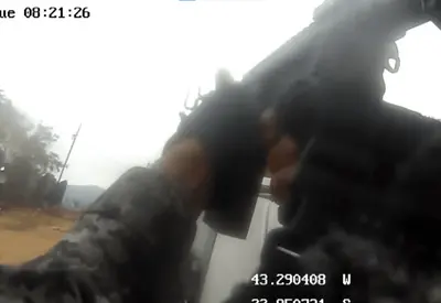 Câmeras corporais mostram detalhes de megaoperação no Rio; policial aparece nas imagens antes de morrer Câmeras corporais mostram detalhes de megaoperação no Rio; policial aparece nas imagens antes de morrer