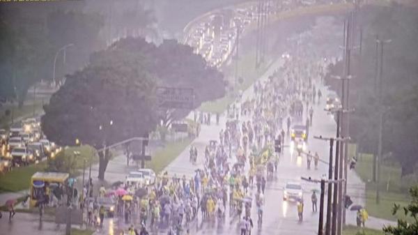 Imagem da notícia: Após raio e feridos, organizadores de caminhada de Nikolas são orientados a encerrar ato