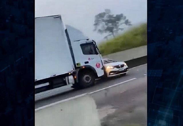 Imagem da noticia Caminhoneiro arrasta carro de bandidos após ser abordado em rodovia