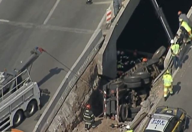 Imagem da noticia Caminhão bate em barreira e cai em vão da Dutra em São Paulo