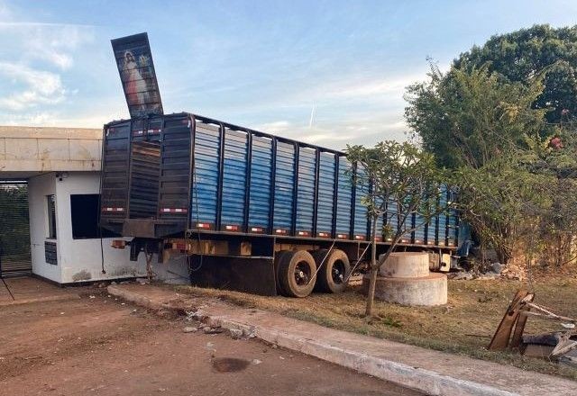 Imagem da noticia Caminhão desgovernado invade casa em condomínio no Park Way, no Distrito Federal