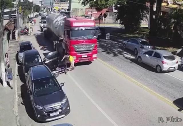 Imagem da noticia Motociclista é jogado para debaixo de carreta em acidente impressionante