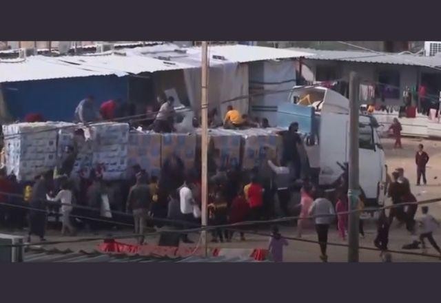 Imagem da noticia Palestinos famintos cercam caminhões de ajuda humanitária na Faixa de Gaza