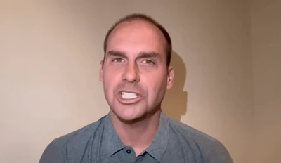 Eduardo Bolsonaro admite ter sido produtor-executivo de filme para segurar diretor de Hollywood Eduardo Bolsonaro admite ter sido produtor-executivo de filme para segurar diretor de Hollywood