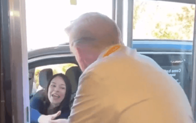 Imagem da noticia Trump atende em McDonald’s e cliente brasileira pede: “Não deixe que os EUA se tornem o Brasil”