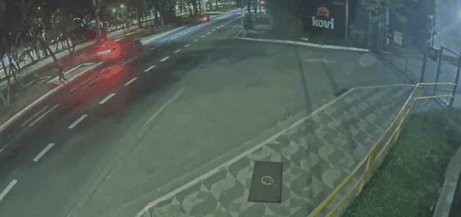 Imagem da noticia Vídeo: Motorista atropela pedestre, mata motociclista e foge em São Paulo