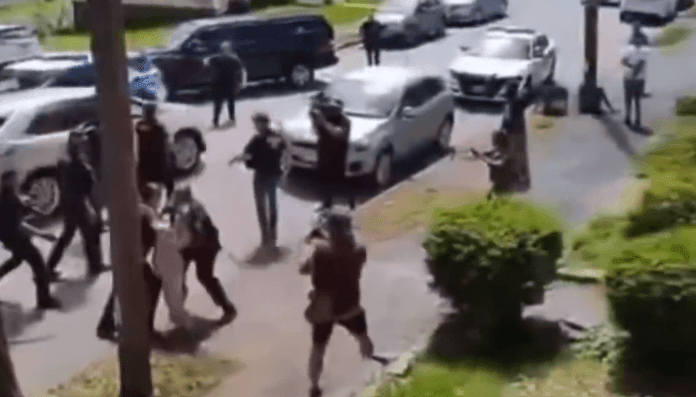 Imagem da noticia Vídeo: Brasileira é presa pela imigração dos EUA em meio a protesto de vizinhos contra violência