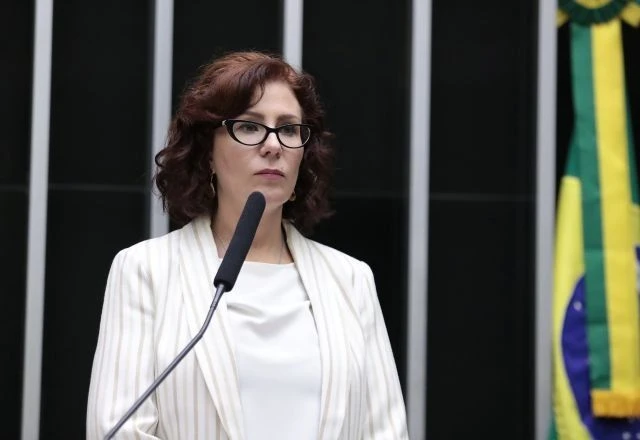 Imagem da noticia Moraes vota para confirmar perda do mandato de Zambelli; julgamento segue no STF