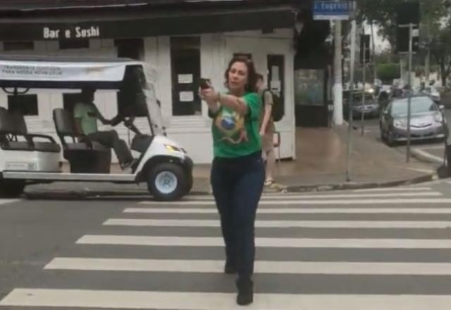 Imagem da noticia Carla Zambelli saca arma e aponta para homem em São Paulo