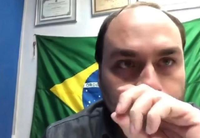 Imagem da noticia Carlos Bolsonaro chora ao comparar caso Henry à facada em Bolsonaro