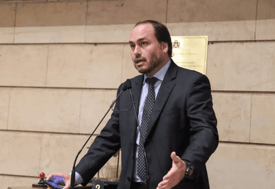 Carlos Bolsonaro renuncia como vereador para concorrer ao Senado em SC Carlos Bolsonaro renuncia como vereador para concorrer ao Senado em SC