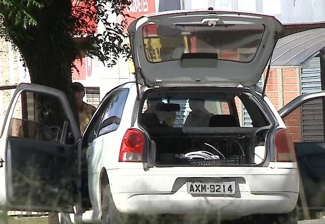Imagem da noticia Carro é abordado com bombas caseiras para enfrentar torcedores
