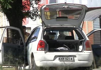 Carro é abordado com bombas caseiras para enfrentar torcedores Carro é abordado com bombas caseiras para enfrentar torcedores