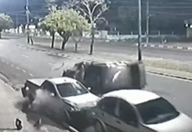 Imagem da noticia Tenente da PM de Roraima bate em carros parados e capota
